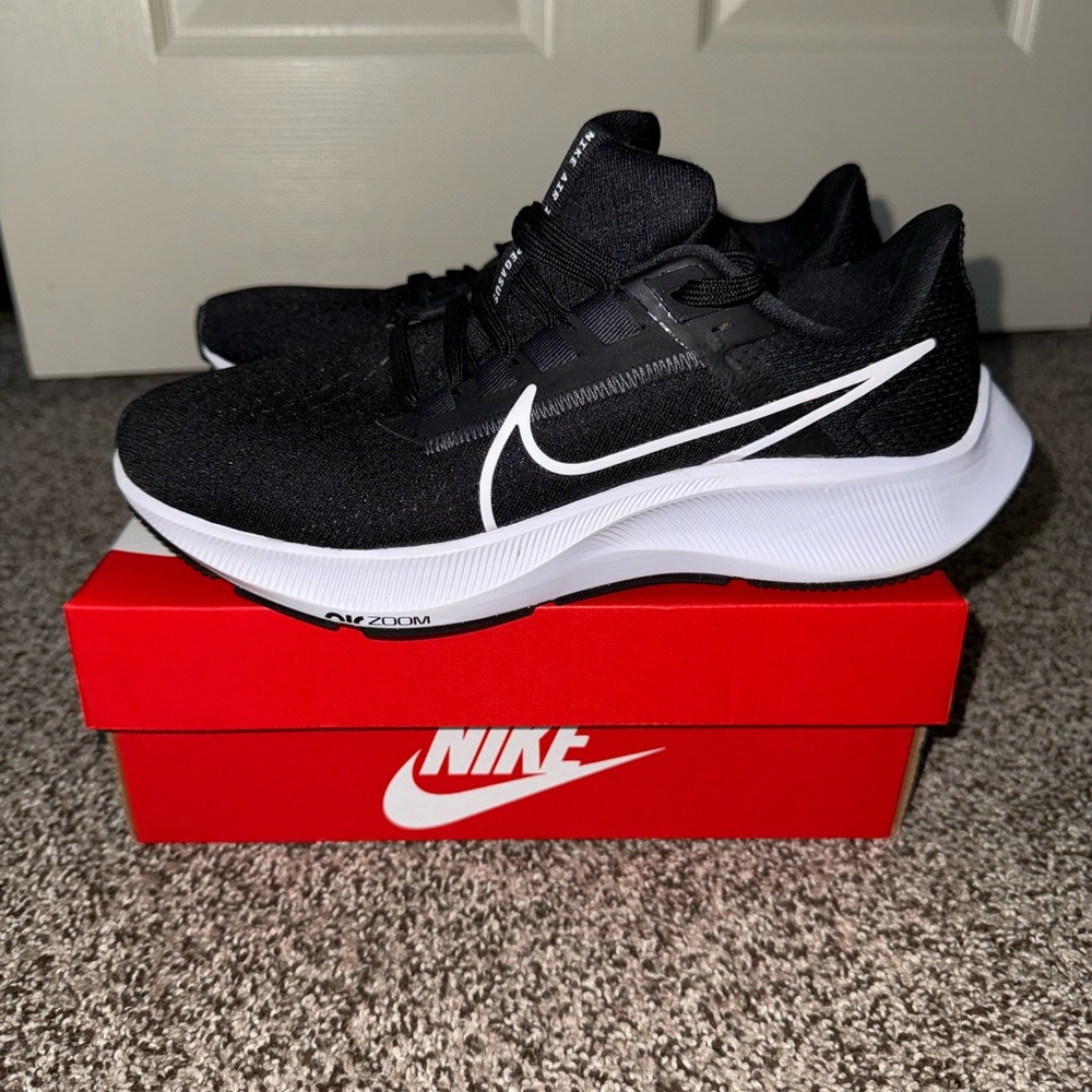 New *NWOT* Nike Air Zoom Pegasus 38 - Size 7.5